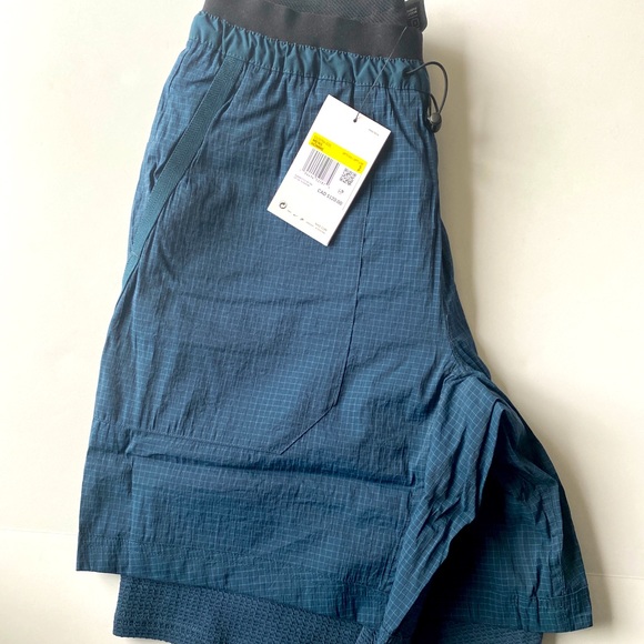 NIKE SPORTSWEAR TECH PACK WOVEN SHORTS. BRAND NEW - Picture 3 of 3